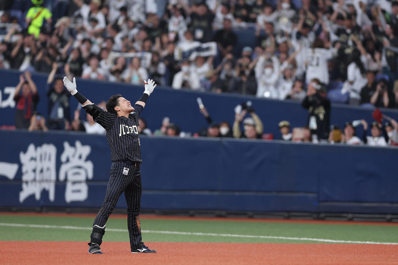 オリックス対ロッテ　9回裏オリックス1死三塁、右前にサヨナラ適時打を放ち、バンザイで喜ぶ麦谷（撮影・前田充）