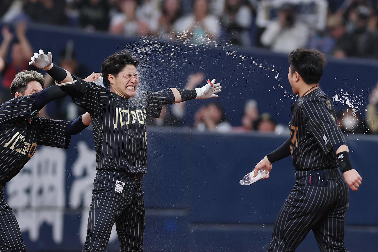オリックス対ロッテ　9回裏オリックス1死三塁、右前にサヨナラ適時打を放ち、手荒い祝福を受ける麦谷（撮影・前田充）