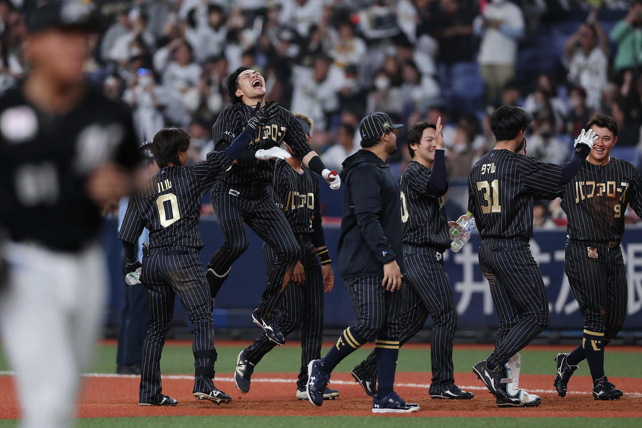 オリックス対ロッテ　9回裏オリックス1死三塁、右前にサヨナラ適時打を放ち、飛び跳ねて喜ぶ麦谷（左から2人目）（撮影・前田充）