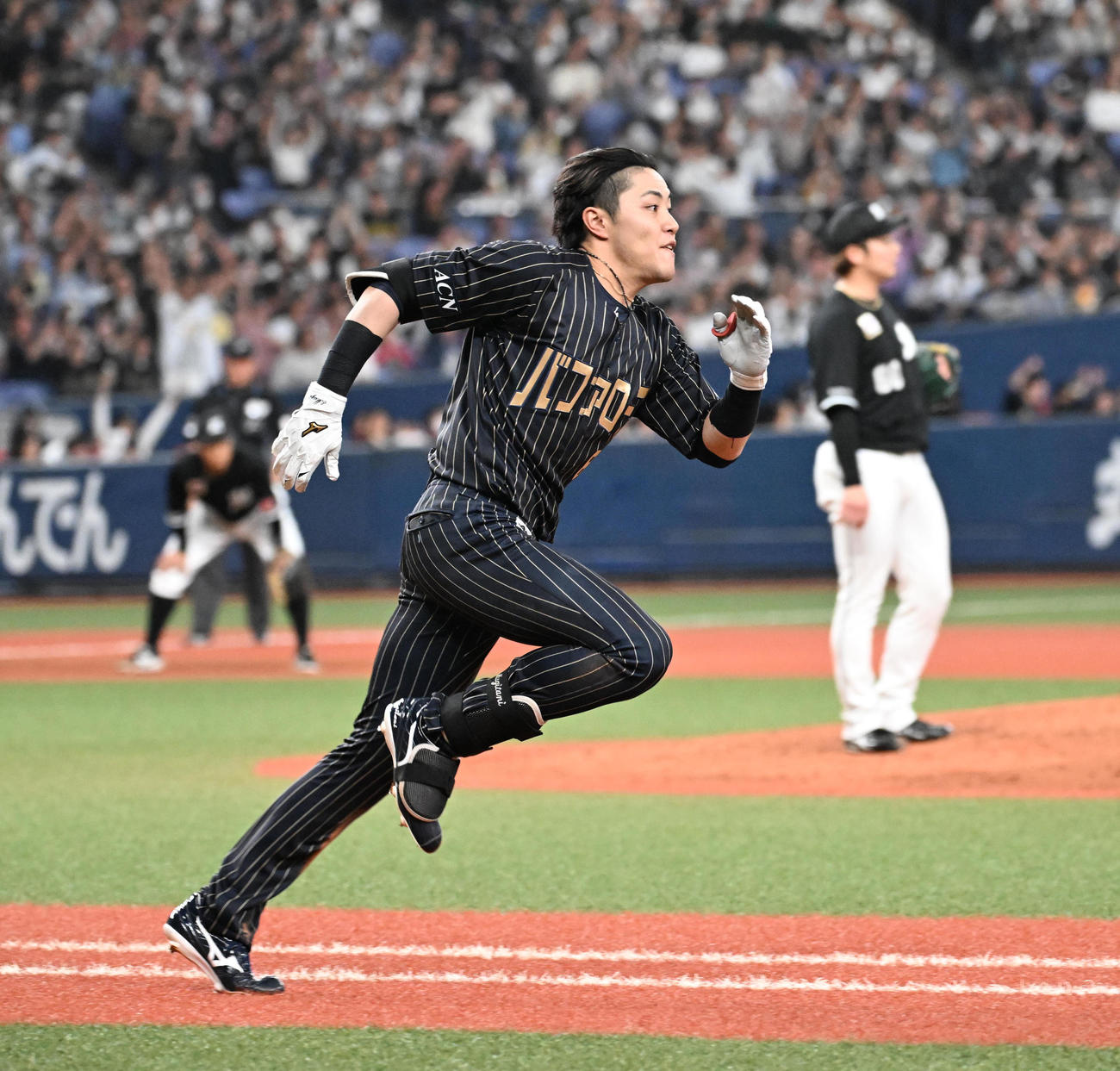 オリックス対ロッテ　9回裏オリックス1死三塁、右前にサヨナラ適時打を放った麦谷は一塁に全力疾走（撮影・和賀正仁）
