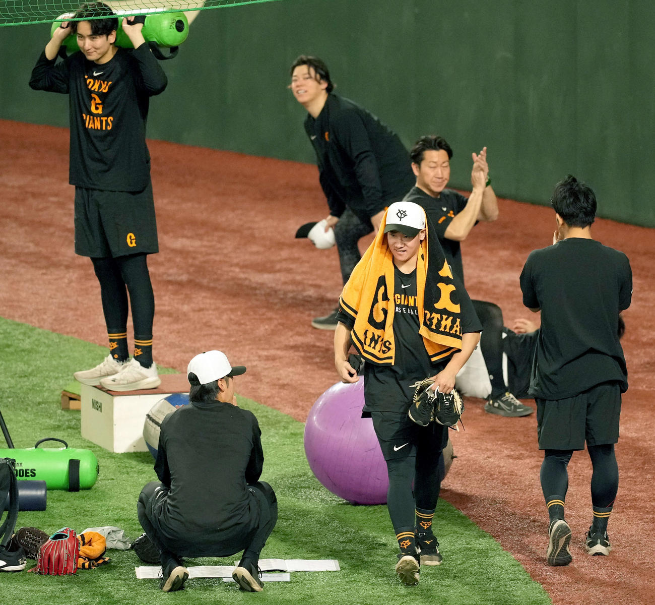 巨人対広島　チームメートに送り出される巨人井上（撮影・たえ見朱実）