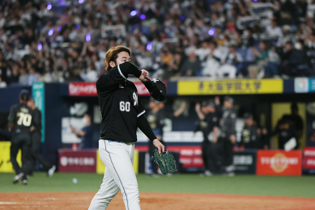 オリックス対ロッテ　9回裏オリックス1死三塁、麦谷にサヨナラ適時打を浴び引き揚げる横山（撮影・前田充）