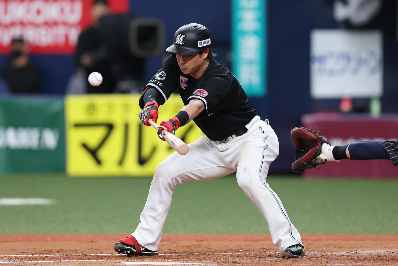 オリックス対ロッテ　9回表ロッテ無死一、三塁、勝ち越しのスクイズを決める藤岡（撮影・前田充）
