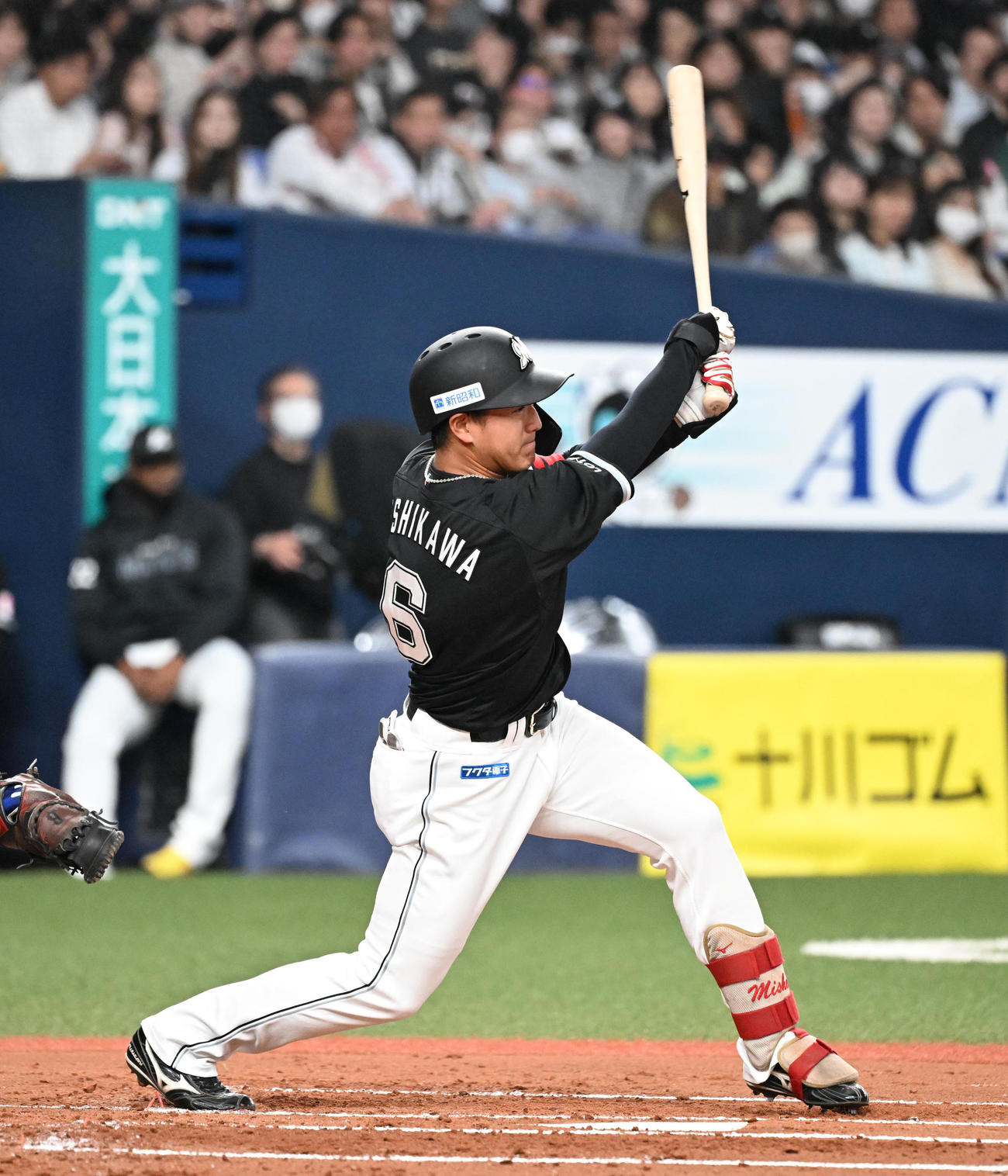 オリックス対ロッテ　2回表ロッテ無死二塁、中前打を放つ西川（撮影・和賀正仁）