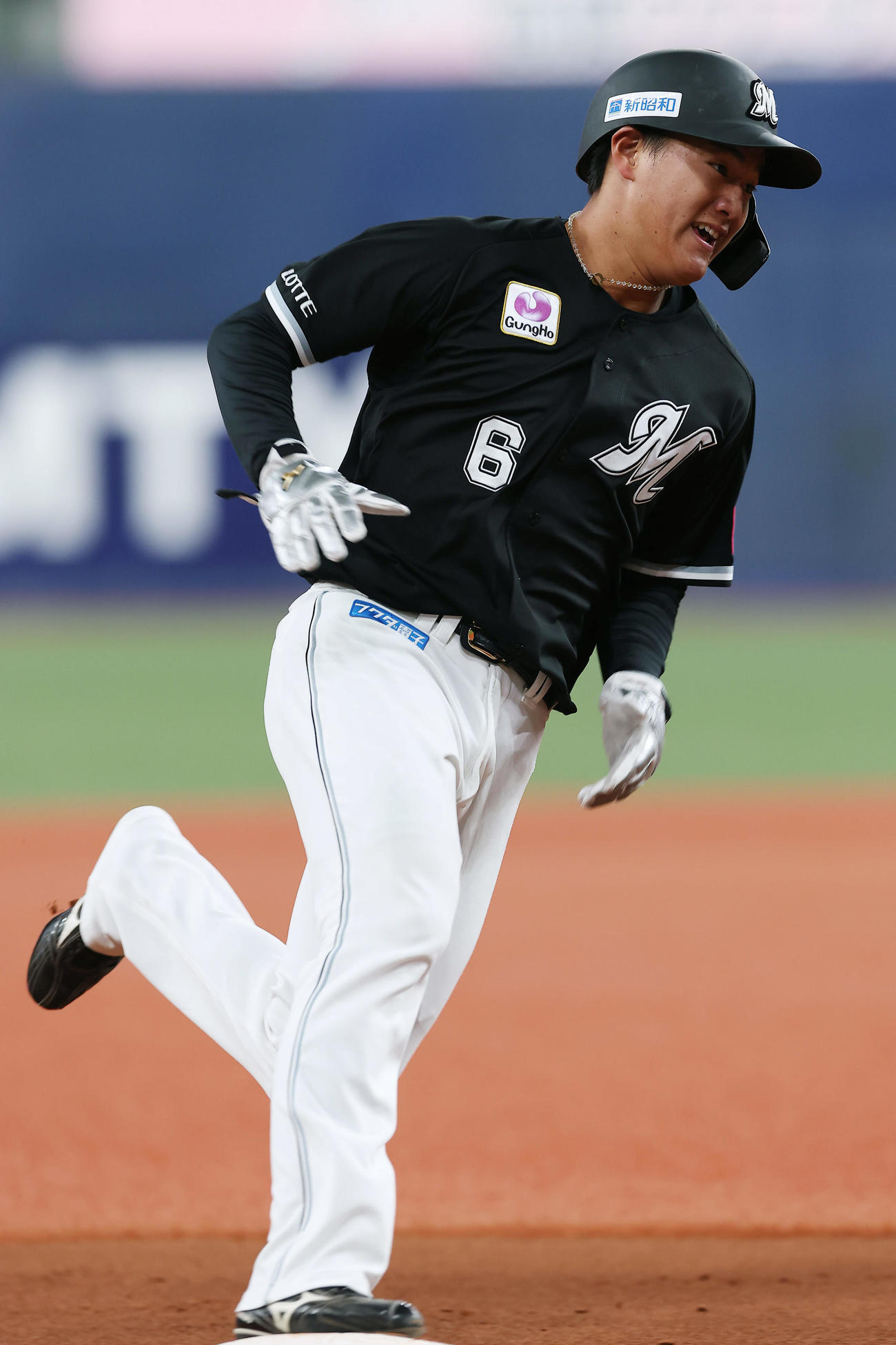 オリックス対ロッテ　7回表ロッテ1死一塁、池田の適時二塁打で一気に本塁へ向かう西川（撮影・前田充）