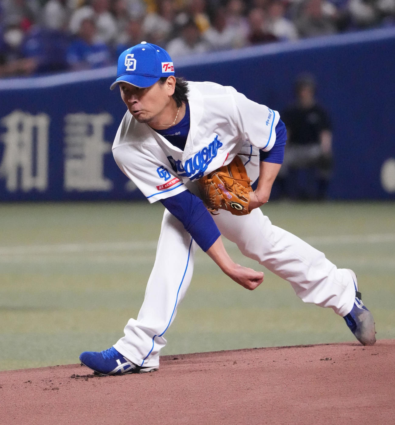 中日対阪神　1回表、登板する中日先発の涌井（撮影・森本幸一）