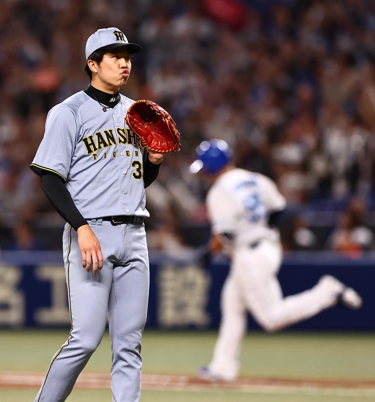 中日対阪神　2回裏中日2死、阪神先発の才木は細川に先制ソロ本塁打を浴びる（撮影・上田博志）