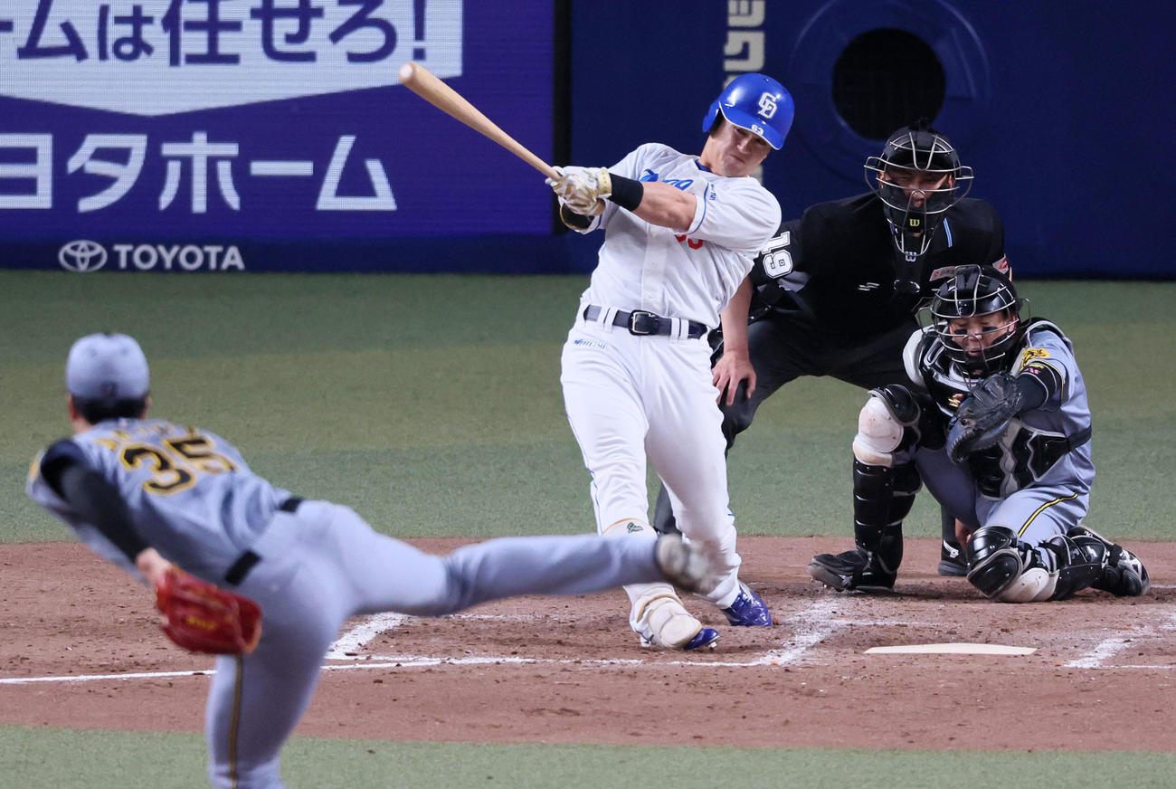 中日対阪神　5回裏中日2死一、二塁、板山は右越え適時二塁打を放つ。投手才木（撮影・加藤哉）
