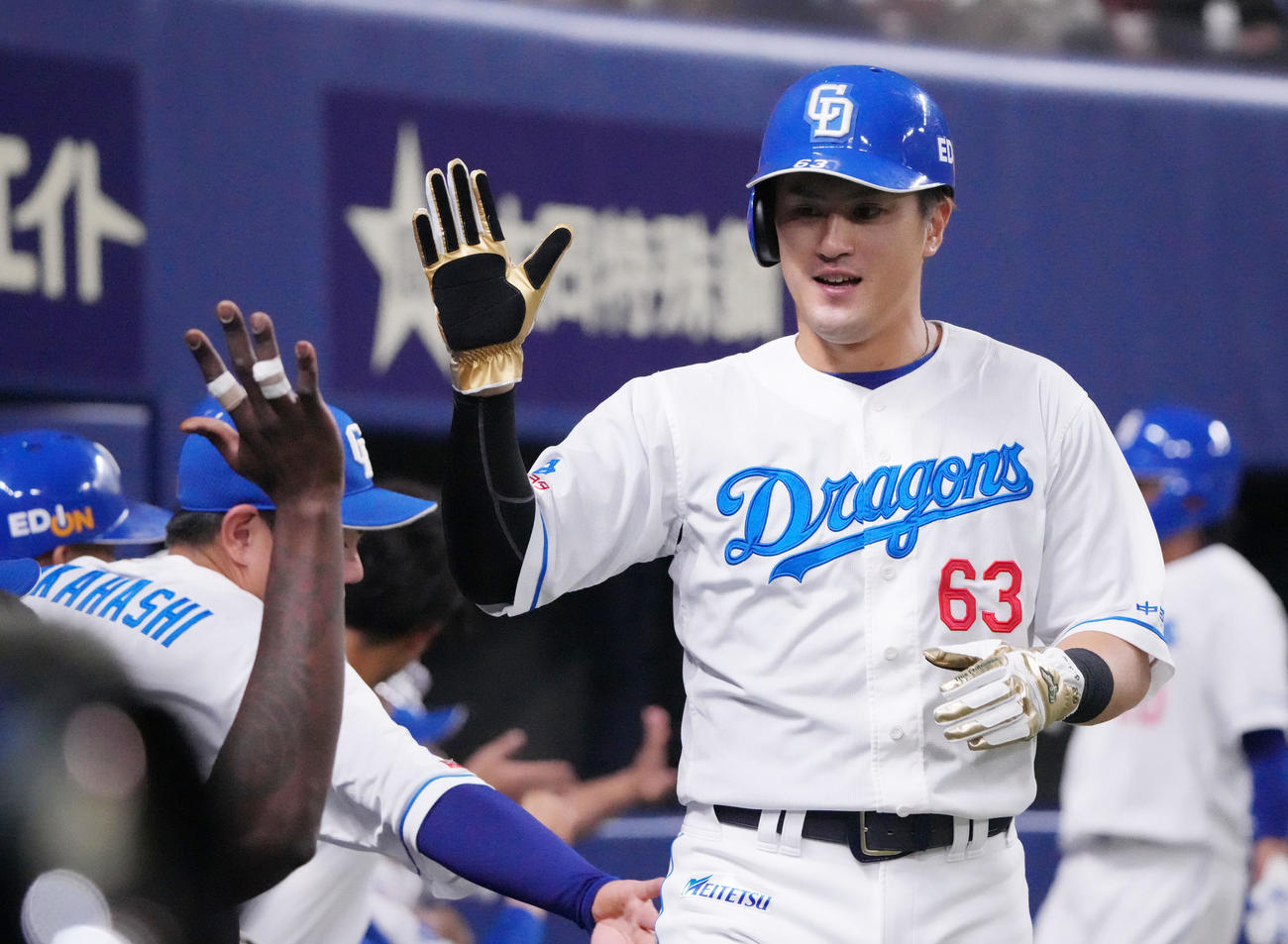 中日対阪神　5回裏中日2死二、三塁、板山（右）は生還しナインとタッチを交わす（撮影・森本幸一）