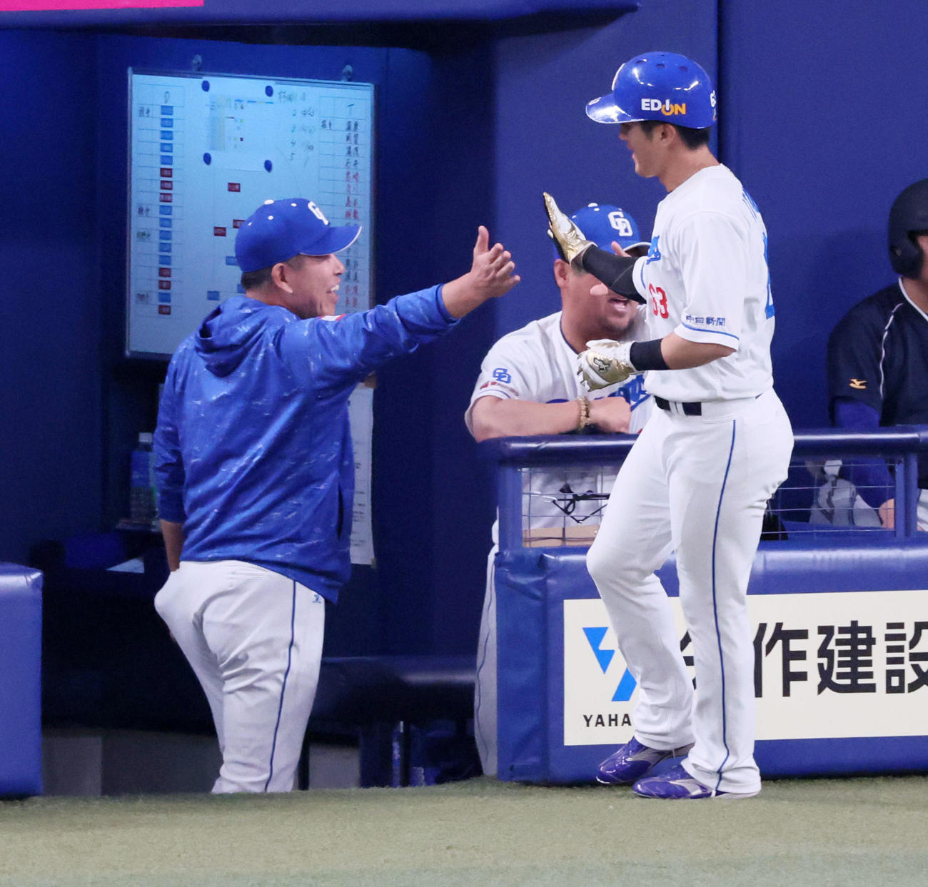 中日対阪神　5回裏中日2死二、三塁、二塁走者板山は上林の中前2点適時打で生還し井上監督（左）とタッチする（撮影・加藤哉）