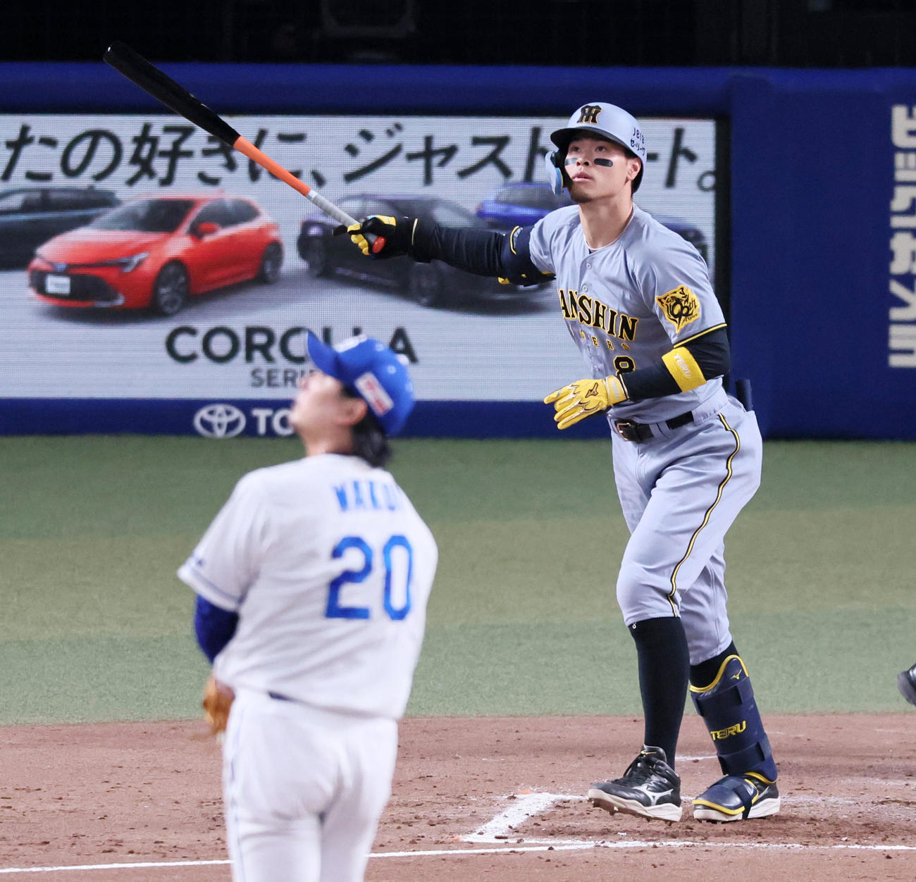 中日対阪神　4回表阪神1死、佐藤輝は右越えソロ本塁打を放つ。投手涌井（撮影・加藤哉）