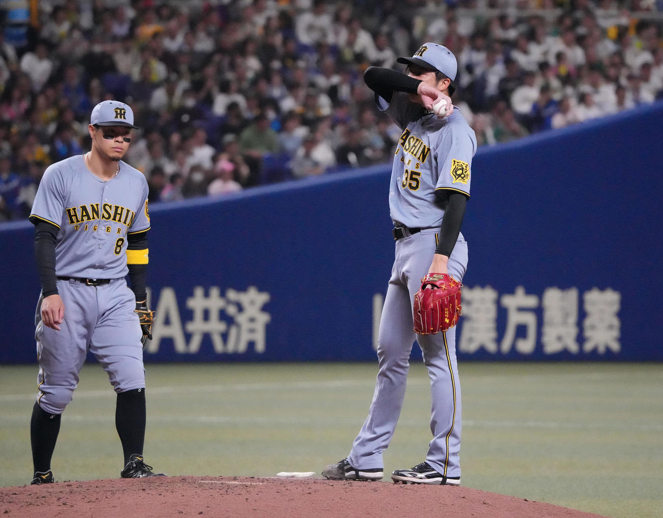 中日対阪神　5回裏中日2死一、二塁、才木（右）は板山に右適時二塁打を打たれマウンドで汗を拭く（撮影・森本幸一）