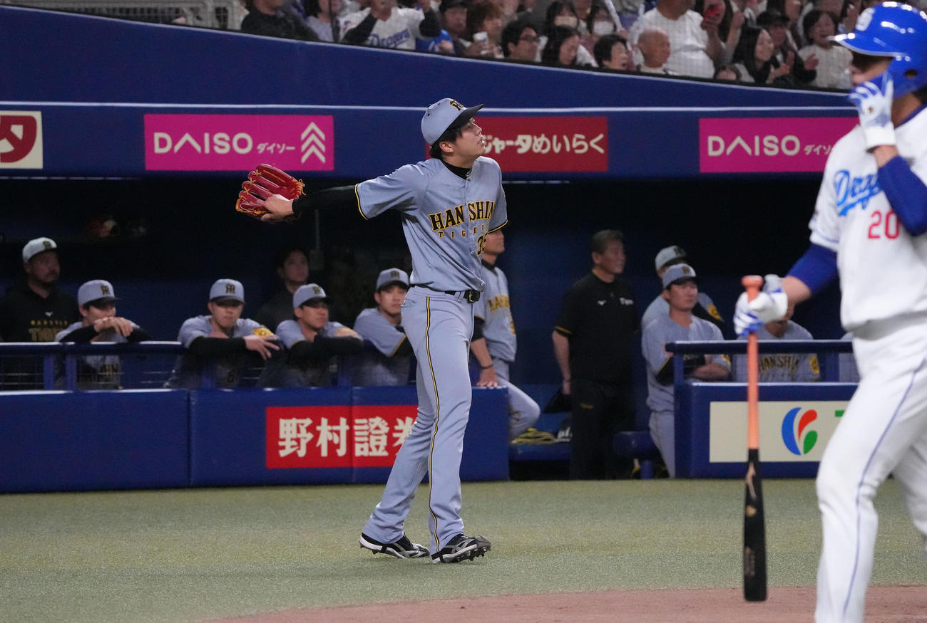 中日対阪神　5回裏中日2死二、三塁、才木（中央）は上林に2点適時打を打たれる（撮影・森本幸一）