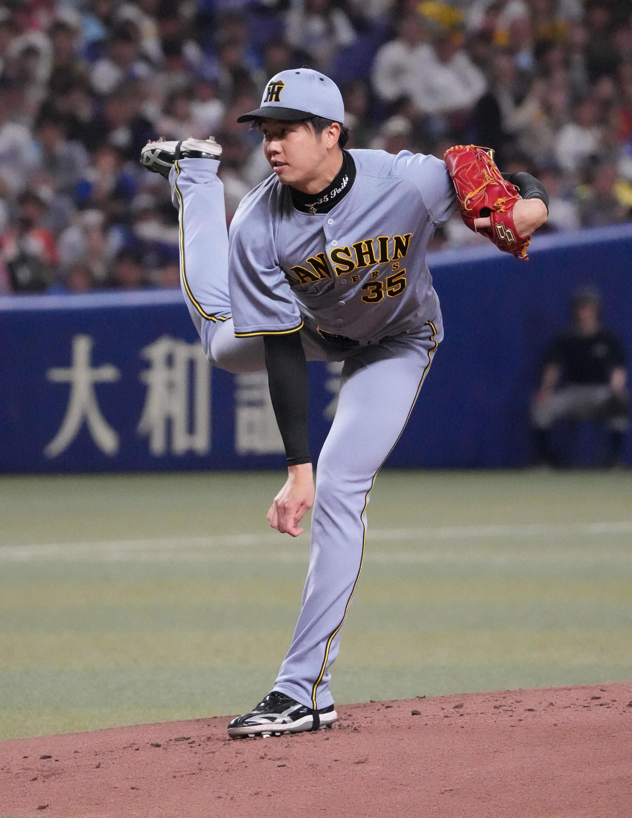 中日対阪神　1回裏、登板する阪神先発の才木（撮影・森本幸一）