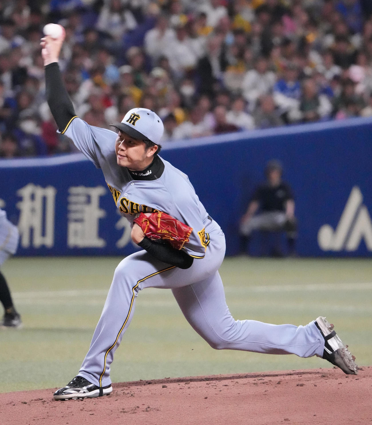 中日対阪神　1回裏、登板する阪神先発の才木（撮影・森本幸一）