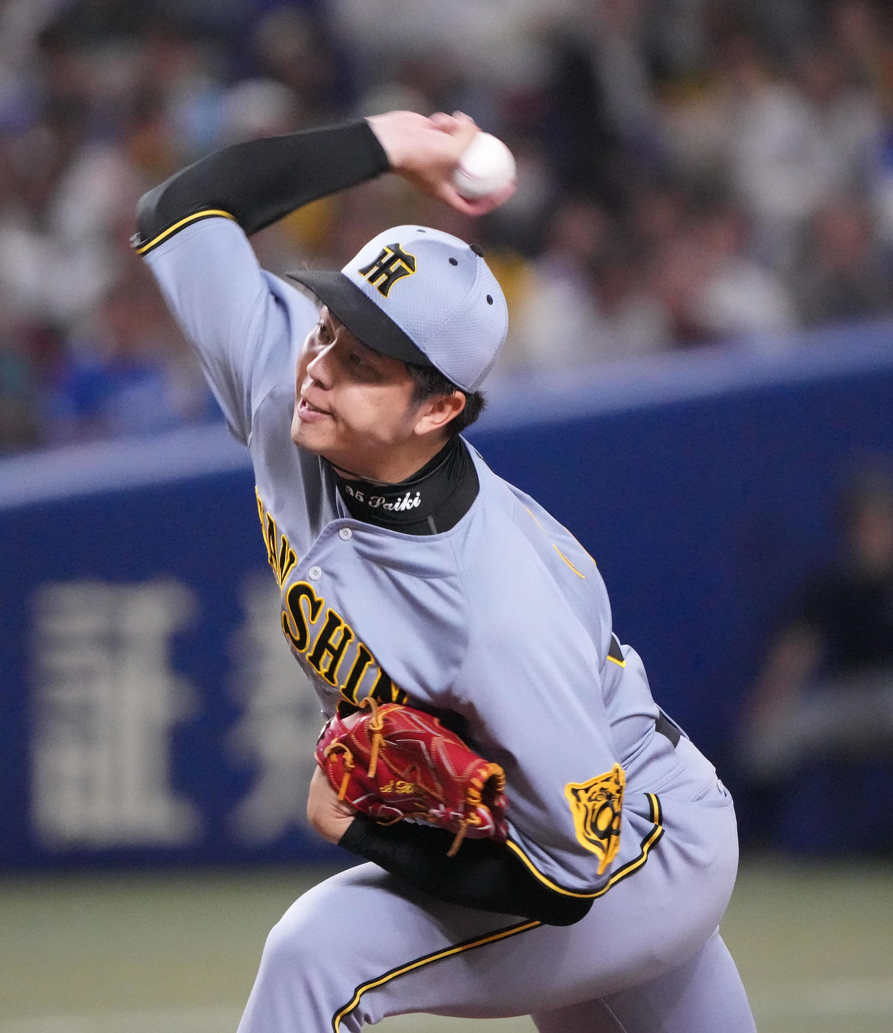 中日対阪神　1回裏、登板する阪神先発の才木（撮影・森本幸一）