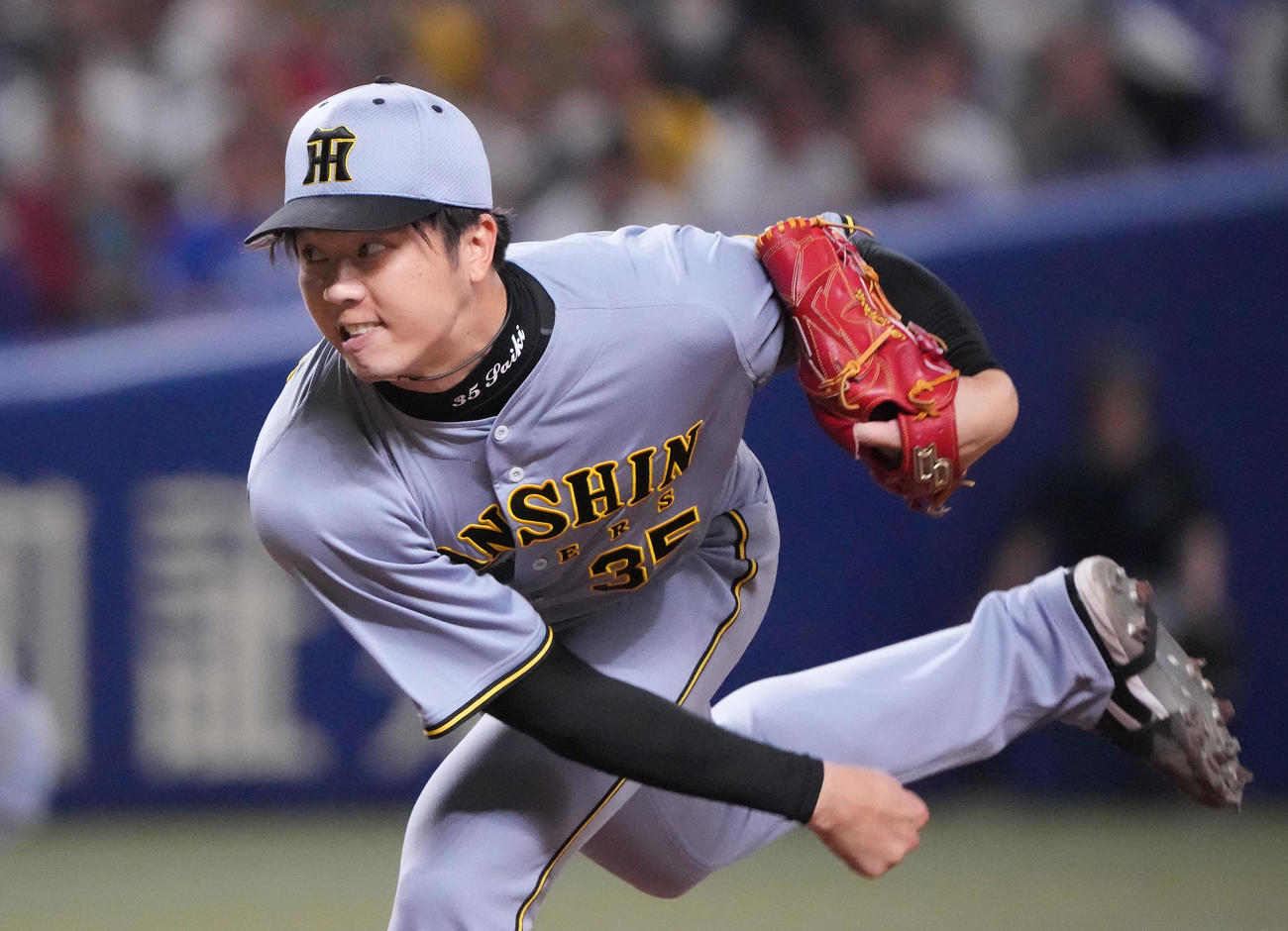 中日対阪神　1回裏、登板する阪神先発の才木（撮影・森本幸一）