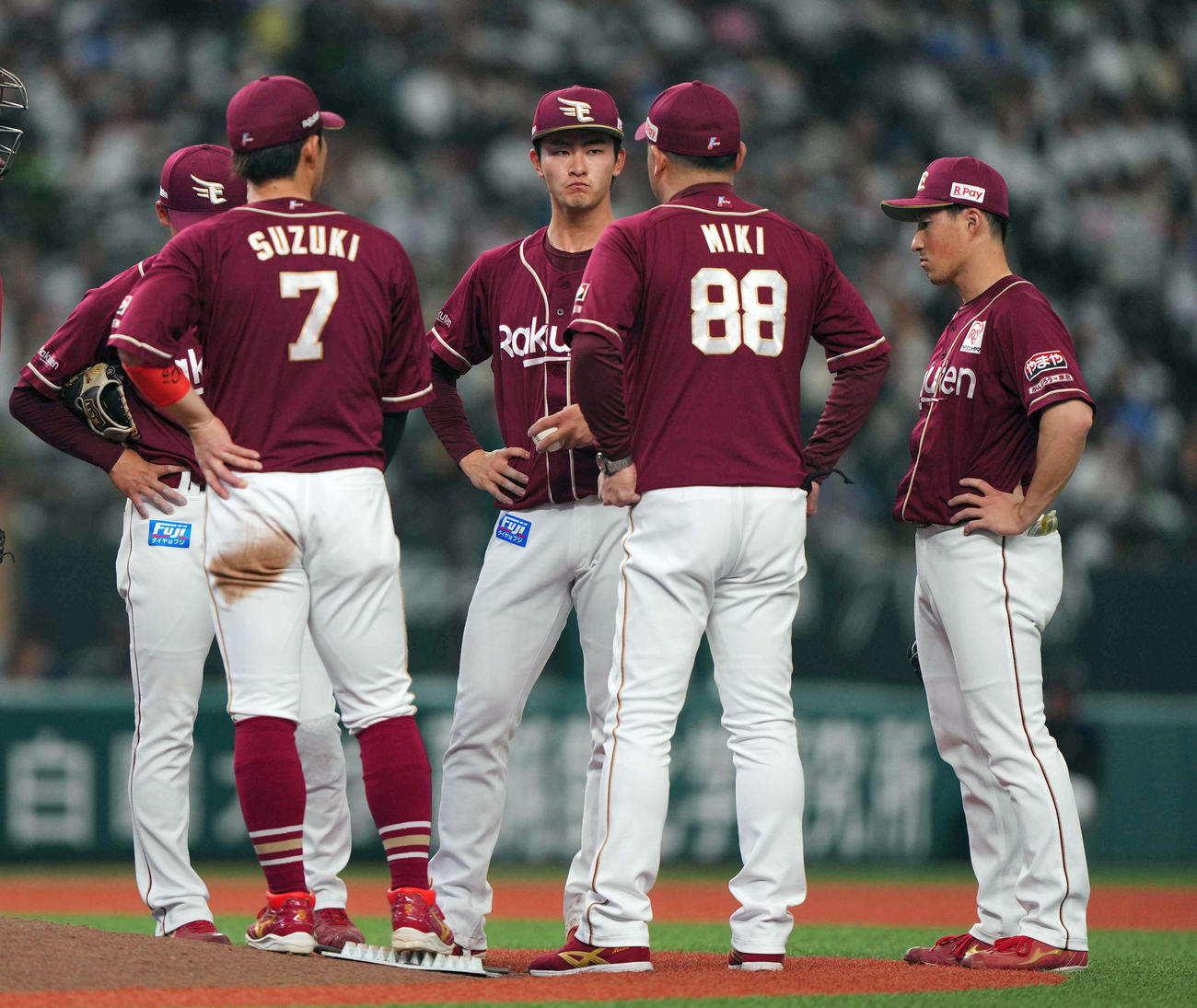 西武対楽天　4回裏西武2死一、二塁、自らマウンドに上がった三木監督（右から2人目）から声をかけられる先発古謝（中央）（撮影・狩俣裕三）