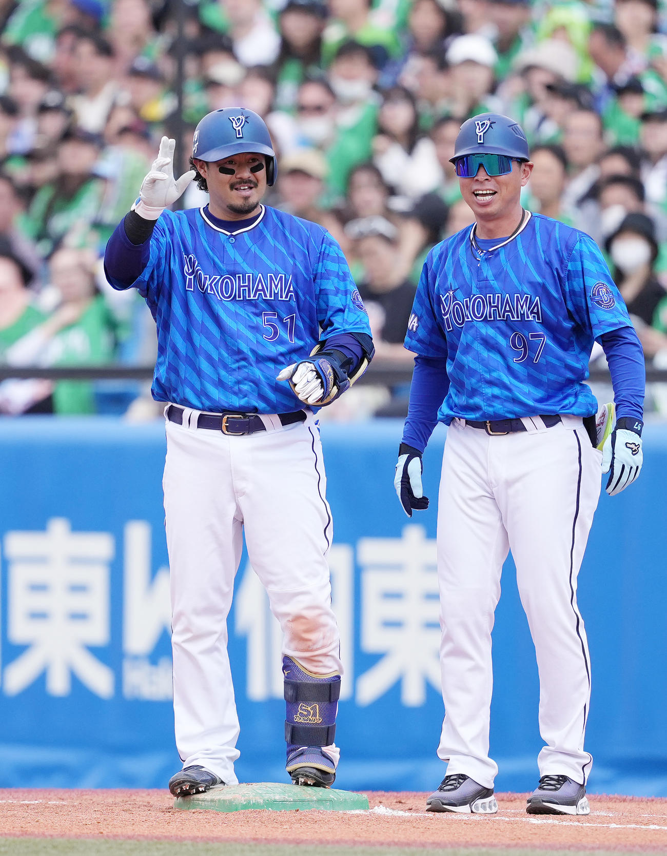 ヤクルト対DeNA 7回表DeNA2死一、二塁、中前適時打を放った宮崎（左）は笑顔でポーズ（撮影・鈴木みどり）