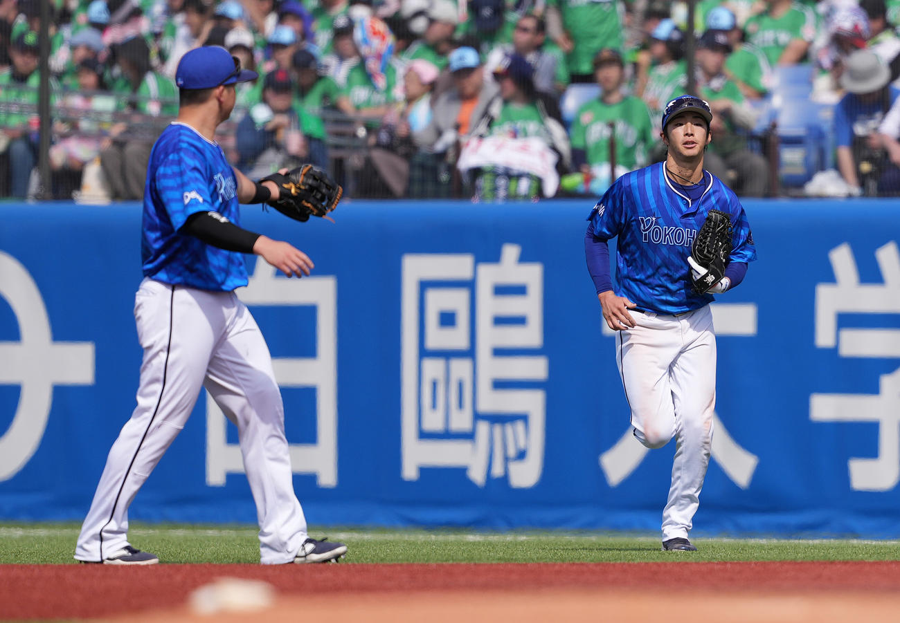 ヤクルト対DeNA 3回裏ヤクルト2死、オスナの打球を好捕した右翼手度会（右）を迎えようとする二塁手牧（撮影・鈴木みどり）