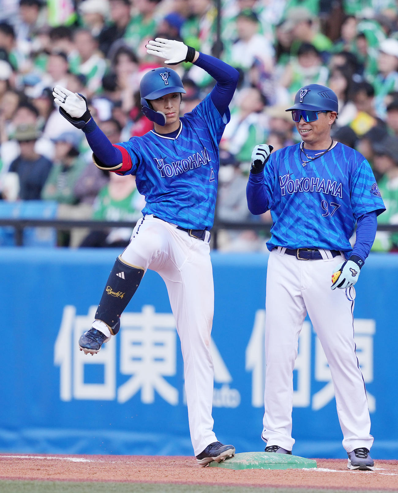 ヤクルト対DeNA 5回表DeNA1死三塁、右前適時打を放った度会はベンチに向かってポーズ（撮影・鈴木みどり）