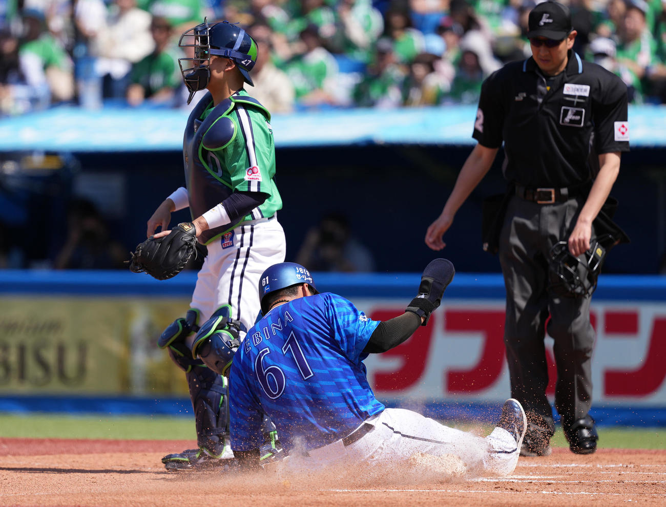 ヤクルト対DeNA 1回表DeNA1死満塁、筒香の遊飛で生還する三塁走者蝦名。捕手中村悠（撮影・鈴木みどり）