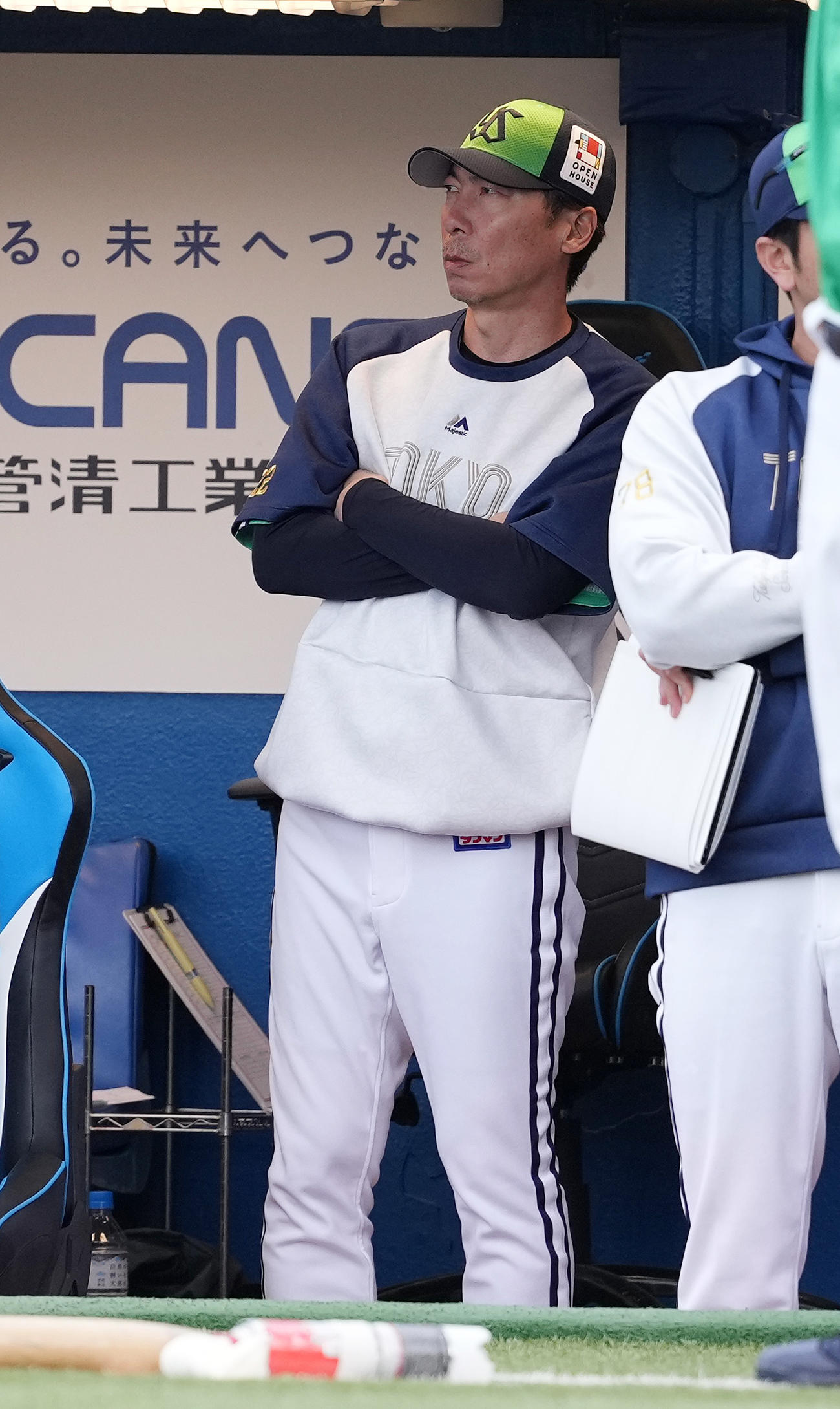 ヤクルト対DeNA　ベンチで腕を組むヤクルト高津監督（撮影・鈴木みどり）