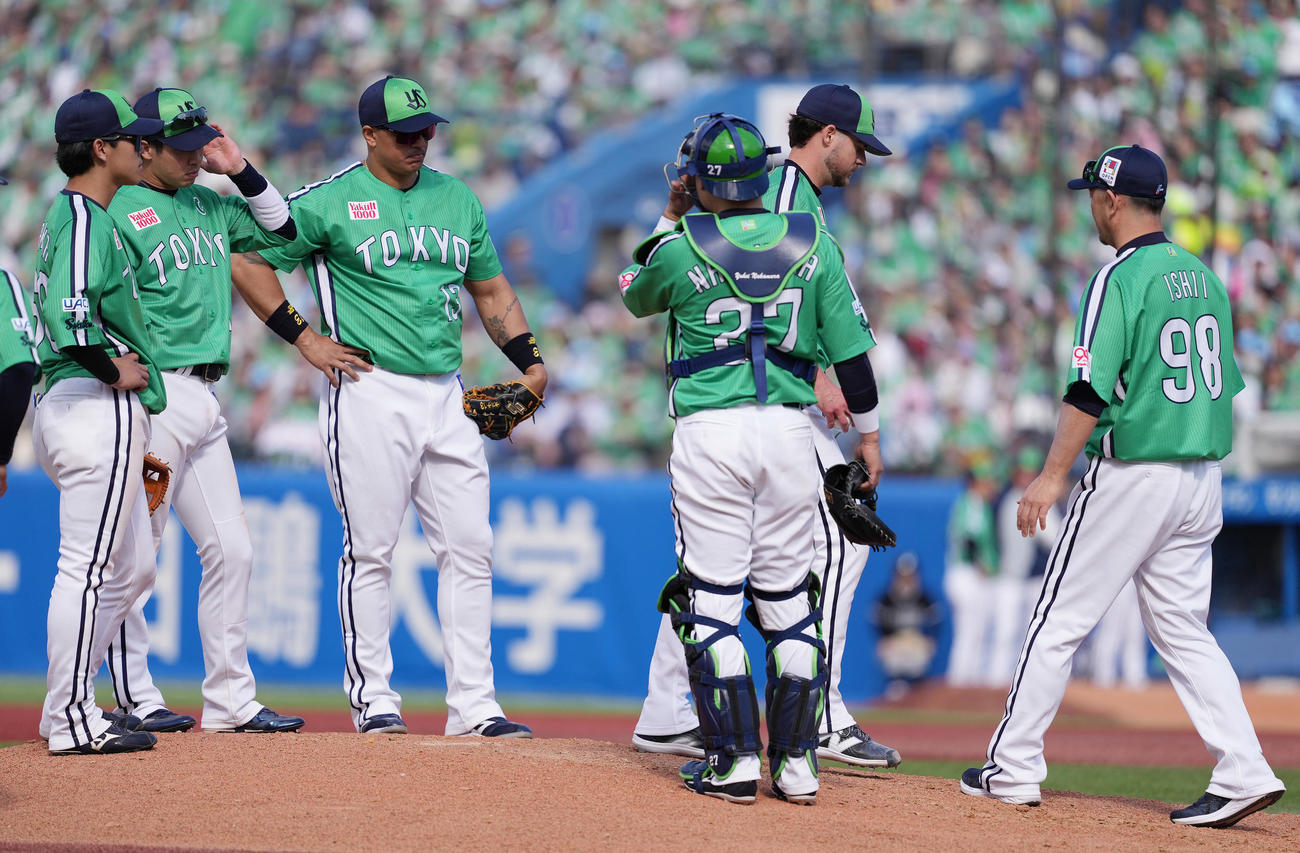 ヤクルト対DeNA 5回表途中で降板するヤクルト先発のランバート（右から2人目）（撮影・鈴木みどり）