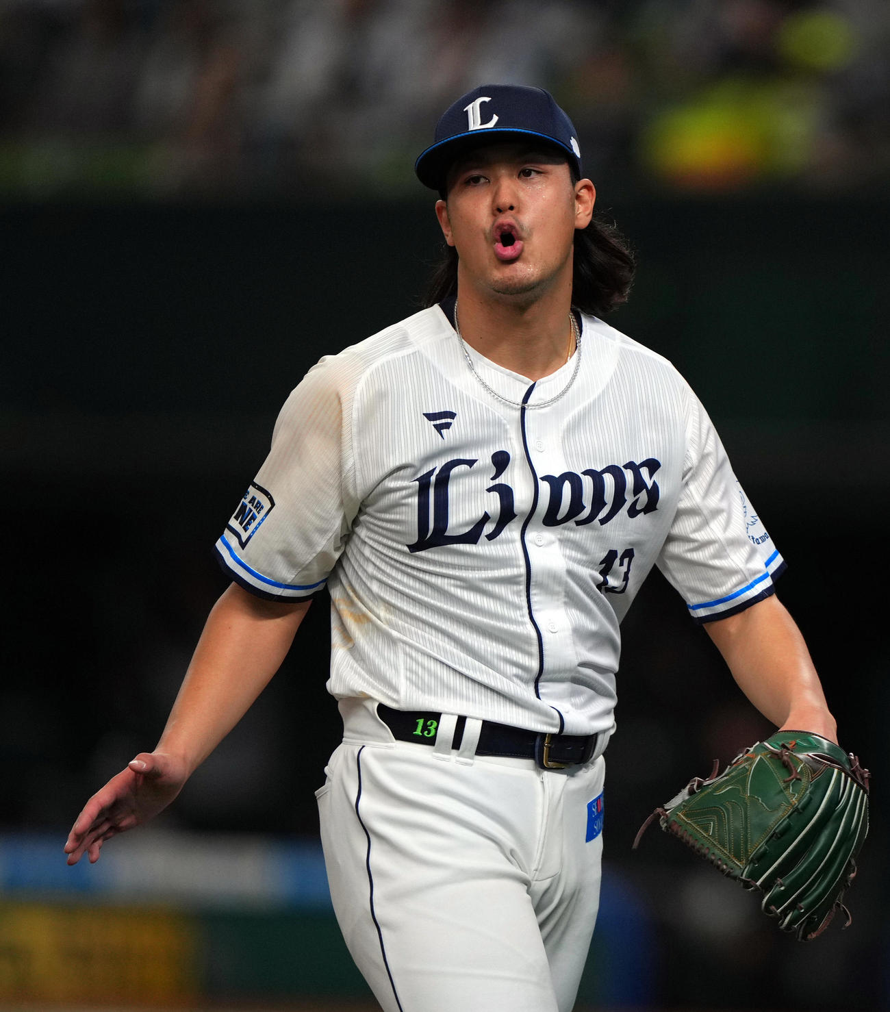 西武対楽天　6回表を抑え、ホッとした表情でベンチに戻る西武先発の高橋（撮影・狩俣裕三）