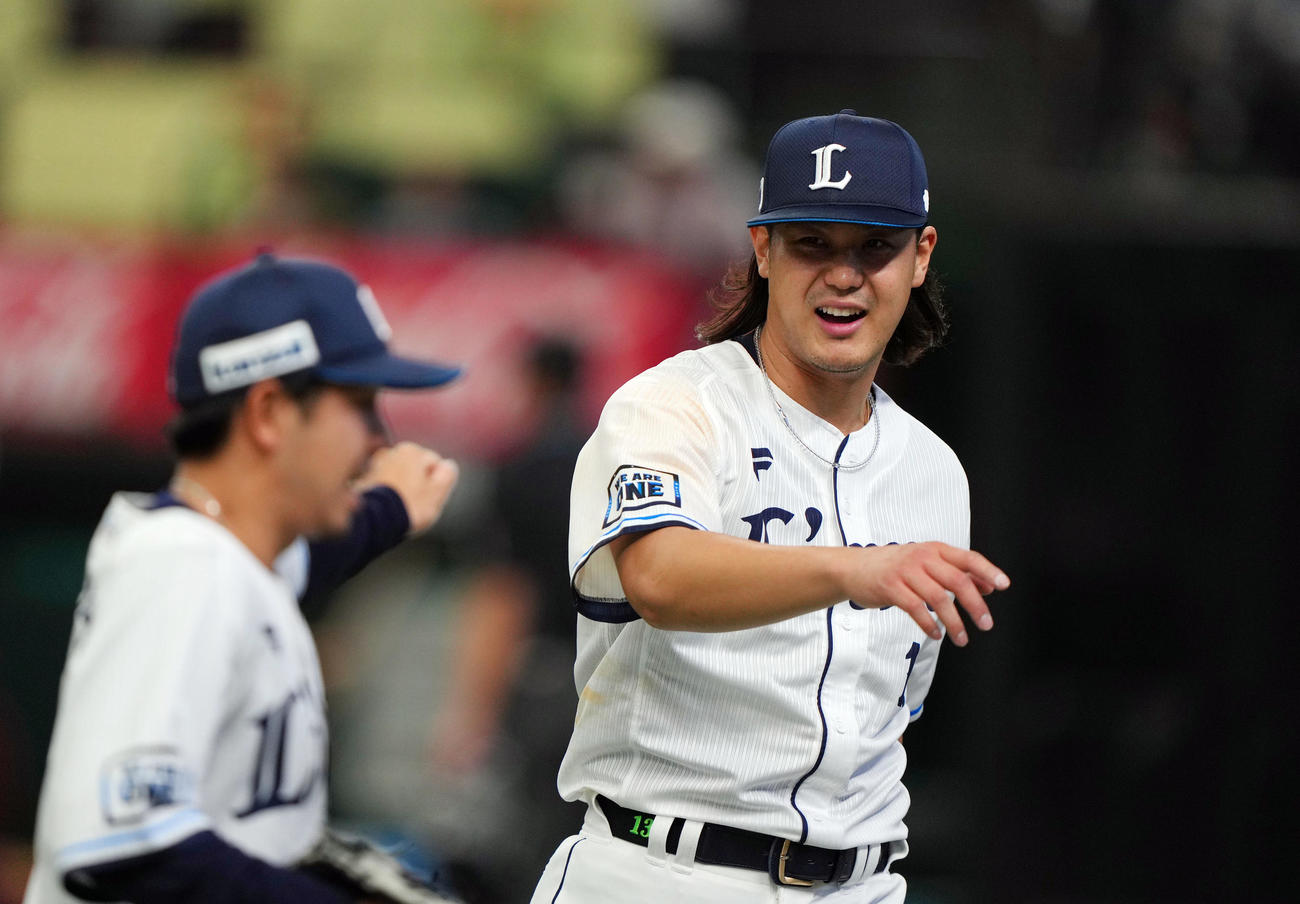 西武対楽天　6回表を抑え、ホッとした表情でベンチに戻る西武先発の高橋（右）（撮影・狩俣裕三）