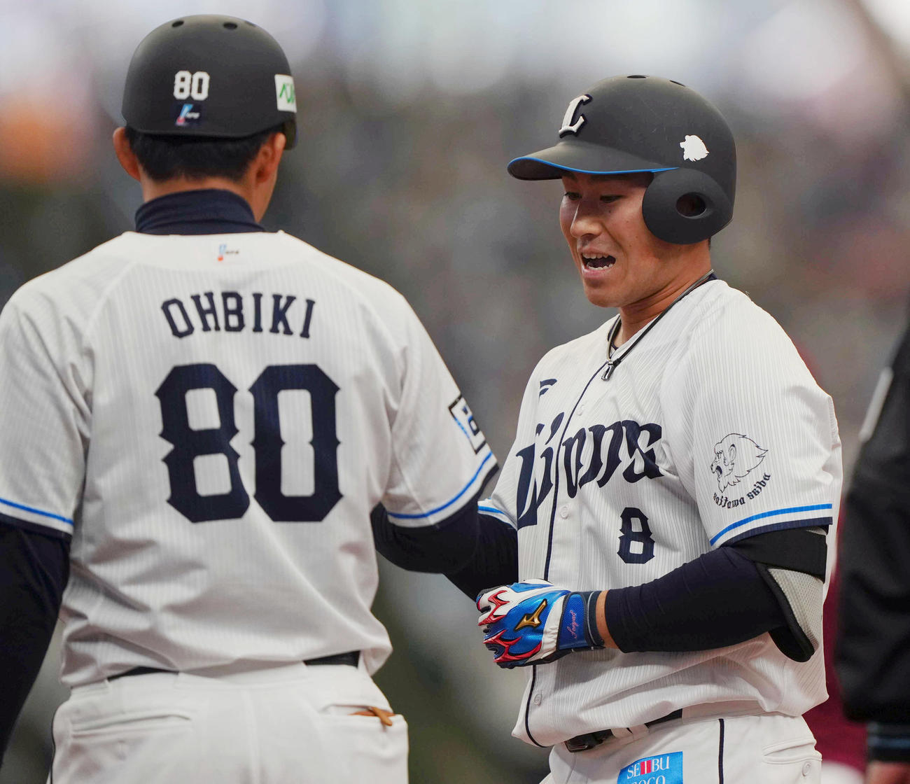 西武対楽天　1回裏西武1死二塁、先制適時打を放つ渡部（右）（撮影・狩俣裕三）