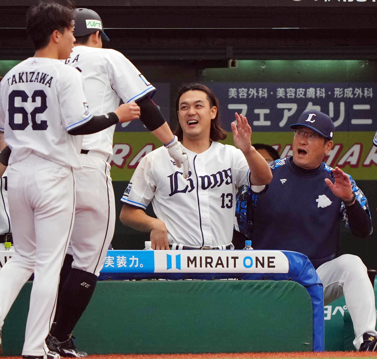 西武対楽天　2回裏西武1死二塁、児玉の適時二塁打で生還した古賀悠（左から2人目）を笑顔で迎える先発高橋（中央）（撮影・狩俣裕三）