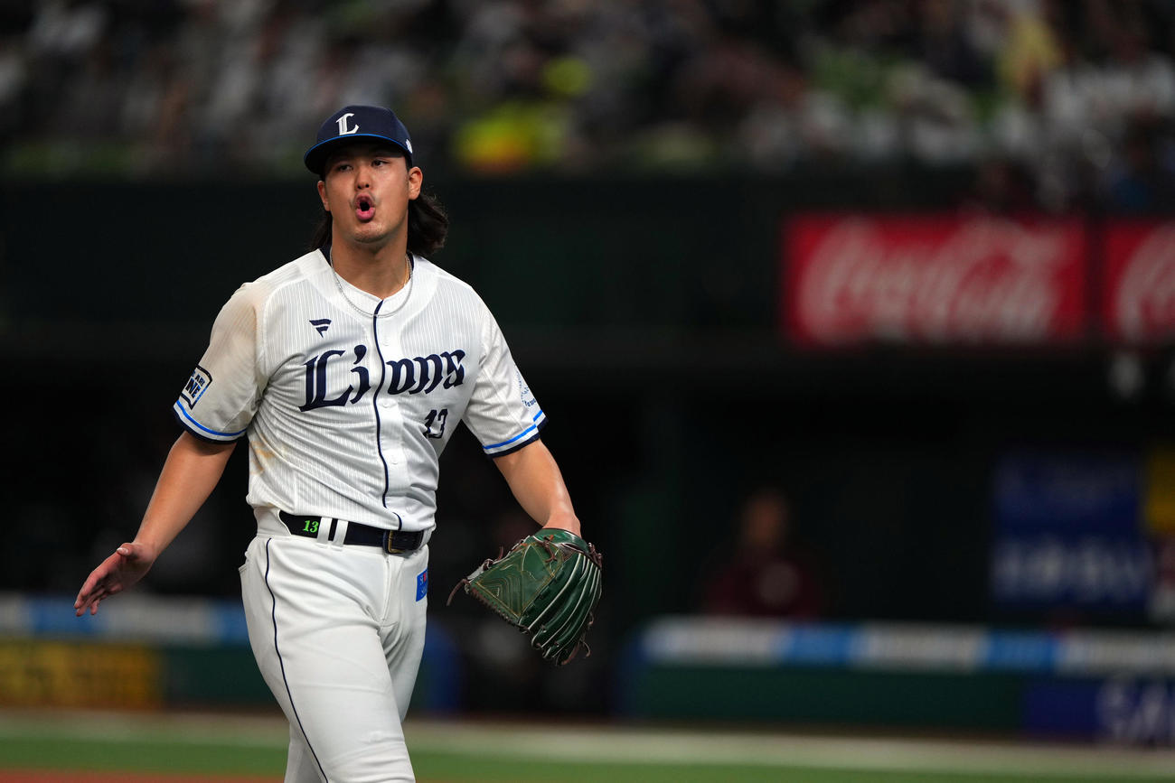 西武対楽天　6回表を抑え、ホッとした表情でベンチに戻る西武先発の高橋（撮影・狩俣裕三）