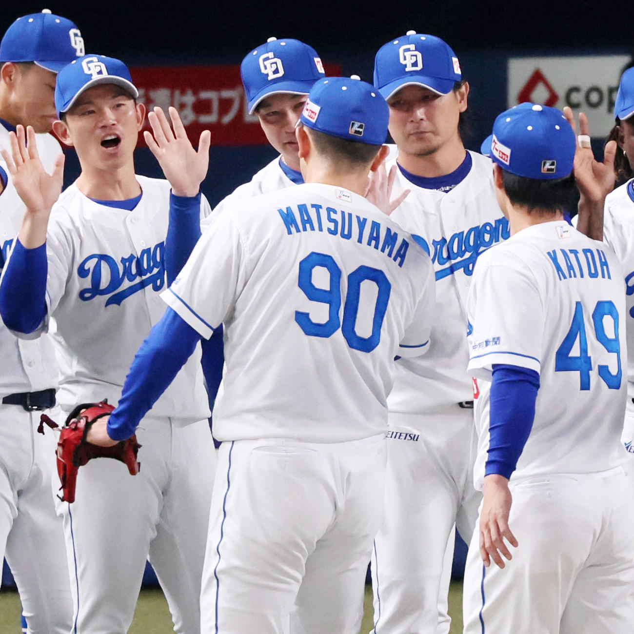 中日対阪神　阪神に勝利し松山（左）からウイニングボールを手渡される涌井（撮影・加藤哉）