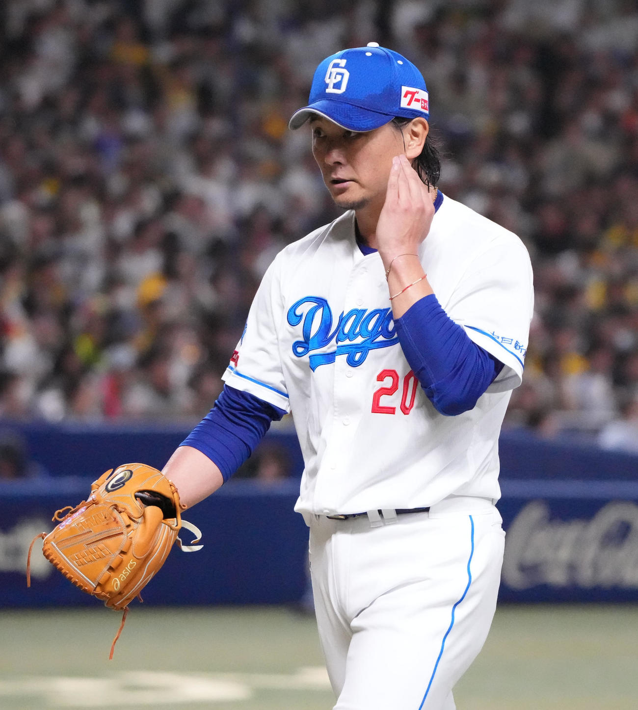 中日対阪神　4回表終了、ベンチへ戻る涌井（撮影・森本幸一）