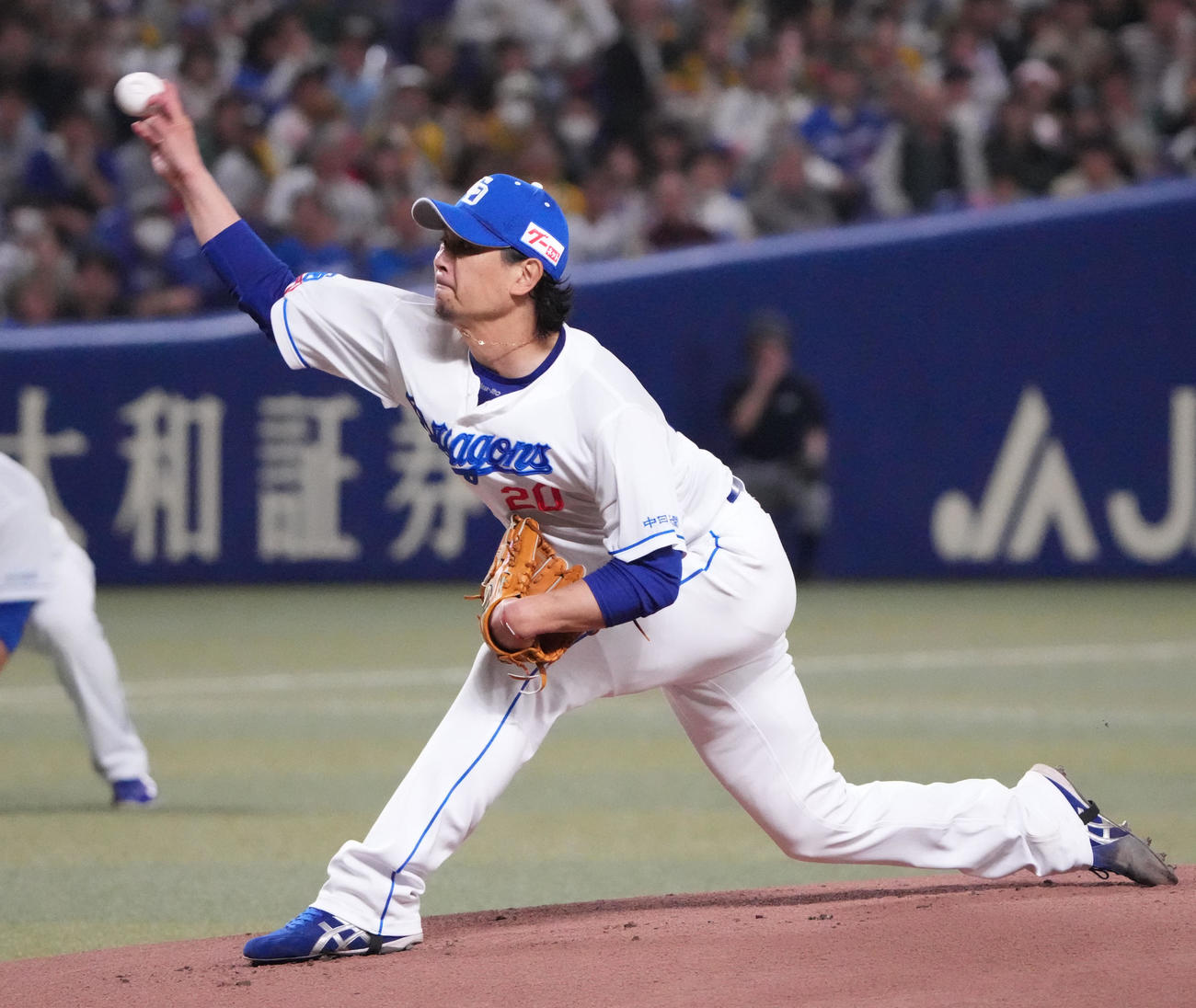 中日対阪神　1回表、登板する中日先発の涌井（撮影・森本幸一）