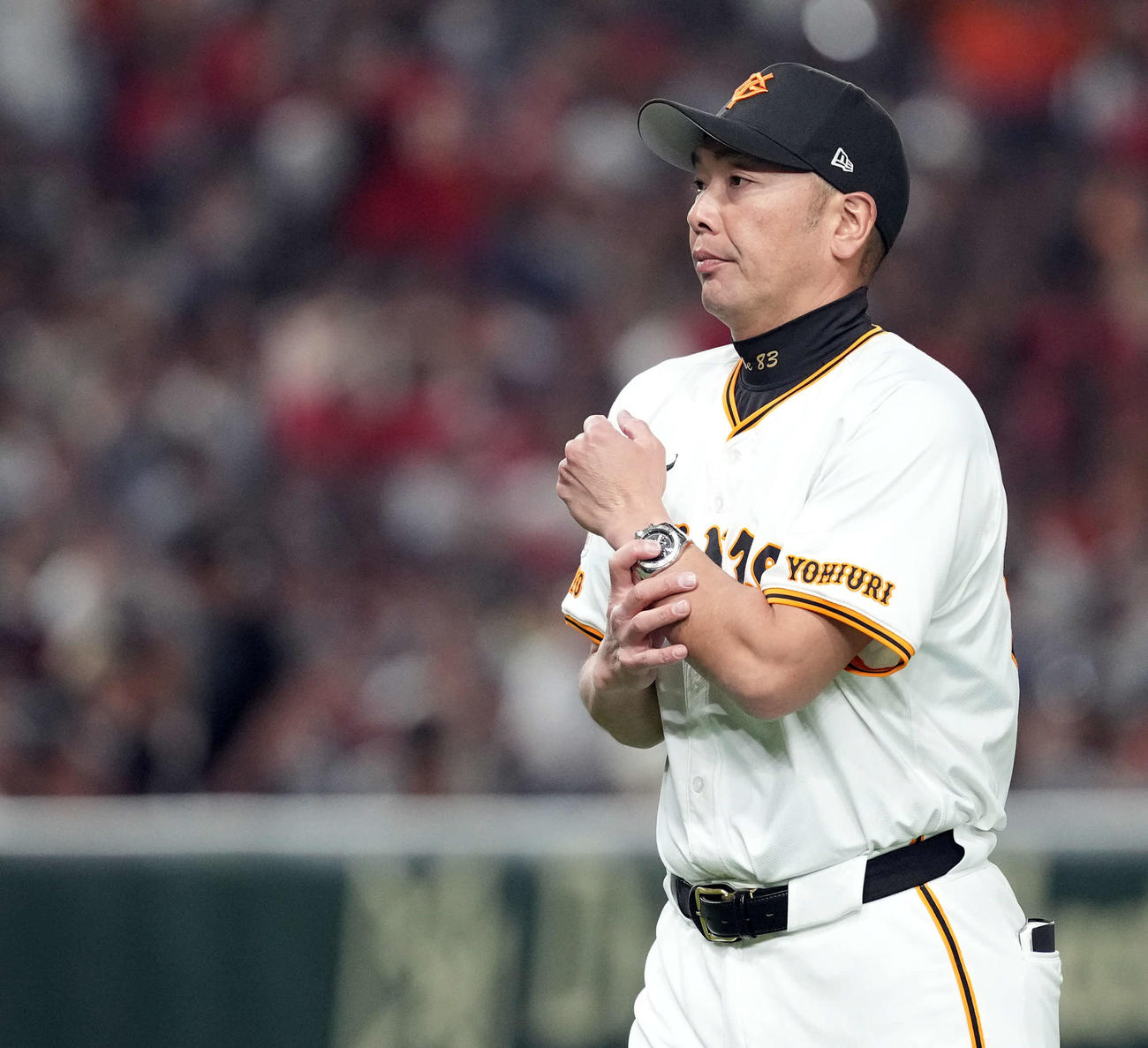 巨人対広島　9回途中で投手の交代を告げベンチに戻る巨人阿部監督（撮影・たえ見朱実）