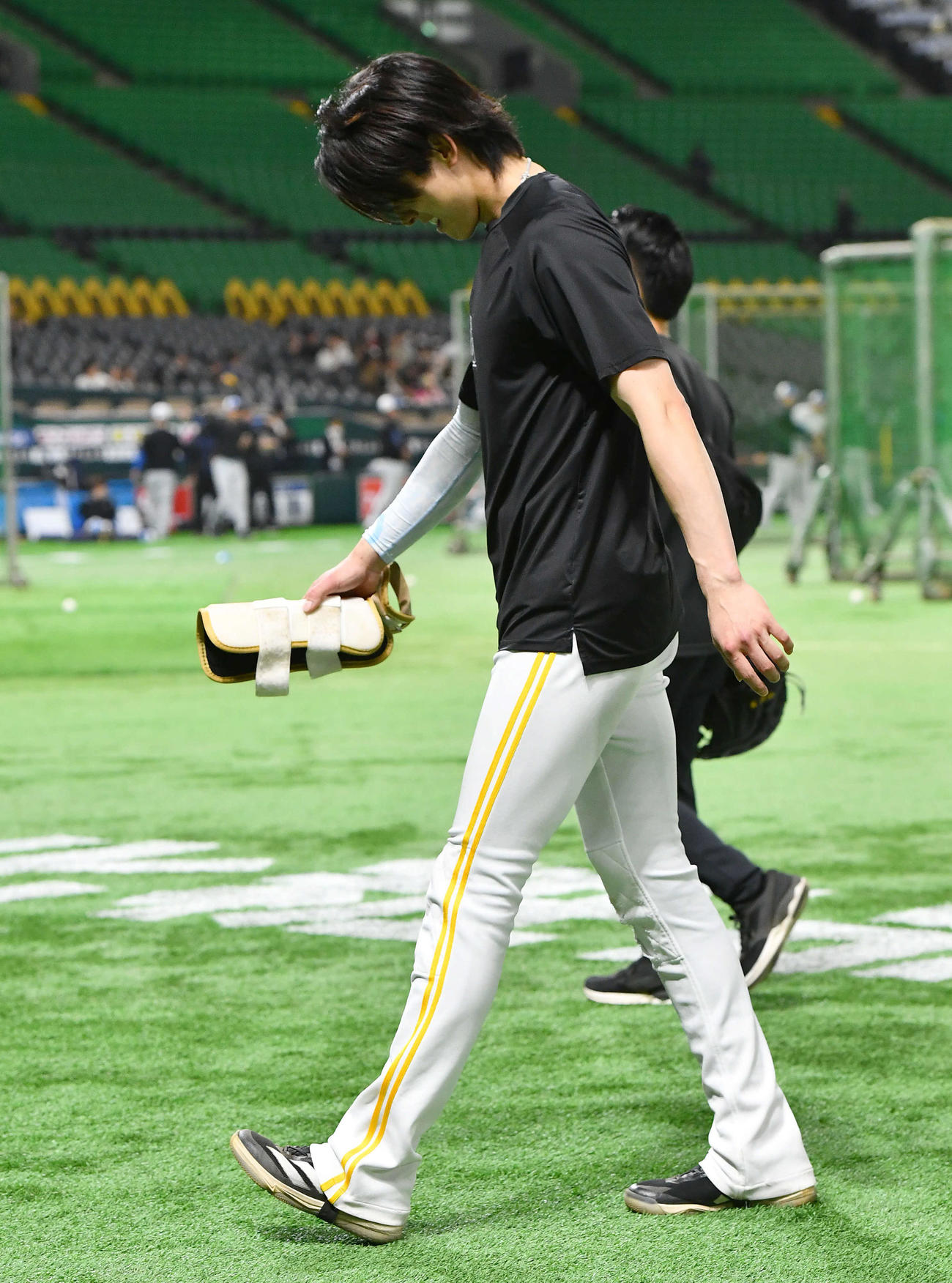ソフトバンク対日本ハム　練習を終えて引き揚げるソフトバンク周東（撮影・岩下翔太）