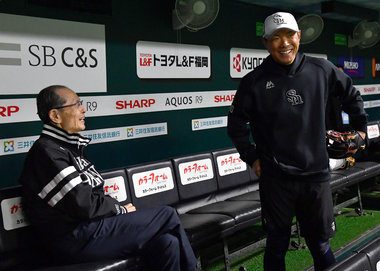 ソフトバンク対日本ハム　試合前、王球団会長（左）と笑顔で話す小久保監督（撮影・岩下翔太）