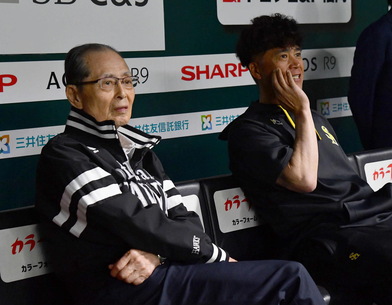 ソフトバンク対日本ハム　王球団会長（左）と話す城島CBO（撮影・岩下翔太）