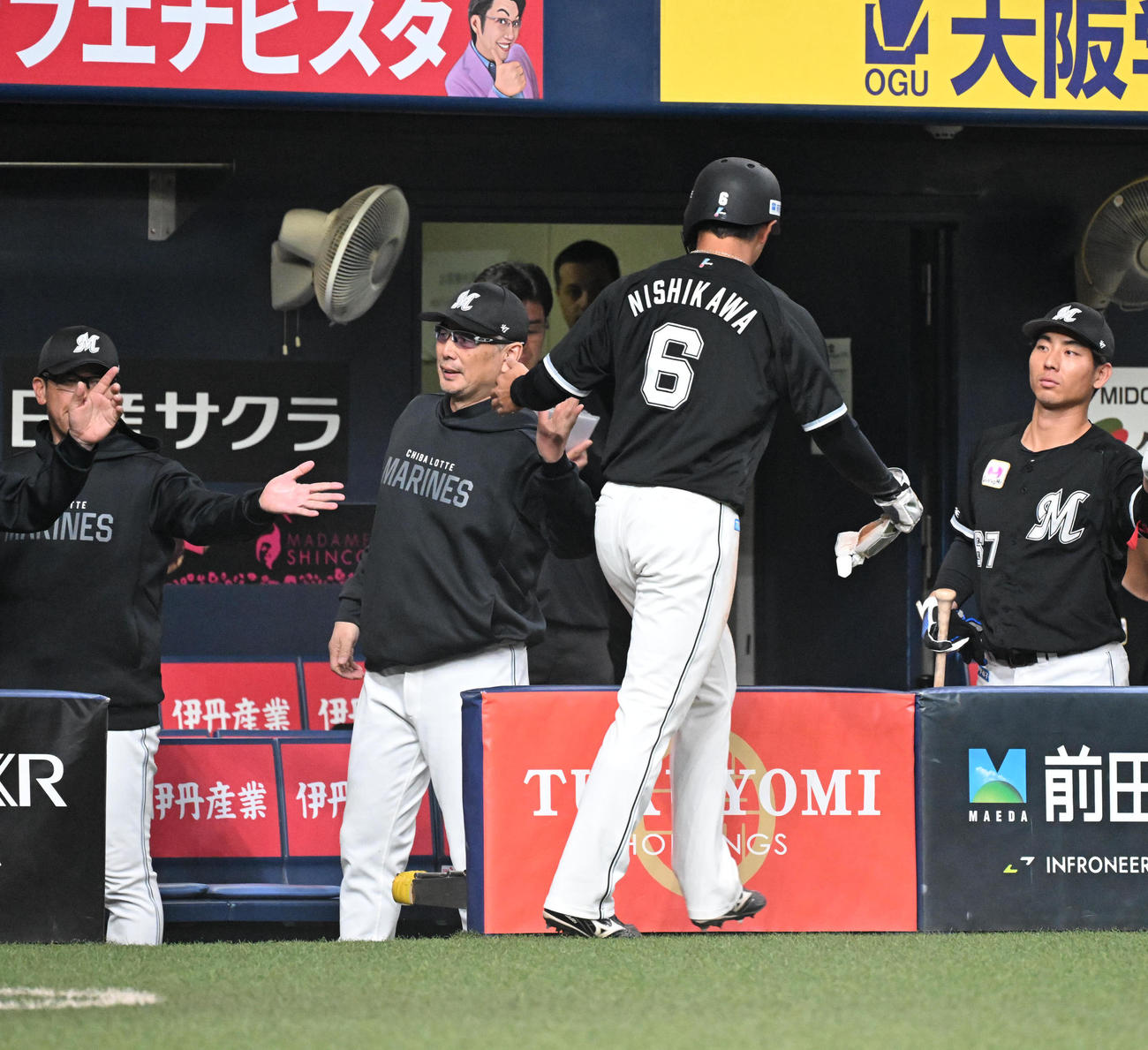 オリックス対ロッテ　7回表ロッテ1死一塁、池田の二塁打で生還した西川とタッチする吉井監督（撮影・和賀正仁）