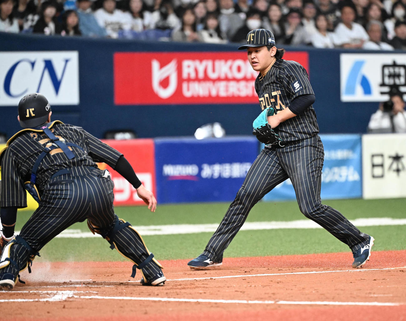 オリックス対ロッテ　8回表ロッテ無死一、三塁、藤岡のスクイズで宮城は三塁走者の高部にタッチを試みるも届かず勝ち越しを許す、捕手若月（撮影・和賀正仁）