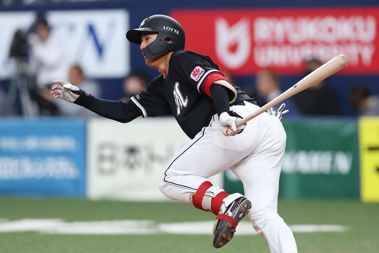 オリックス対ロッテ　7回表ロッテ1死、左前打を放つ西川（撮影・前田充）