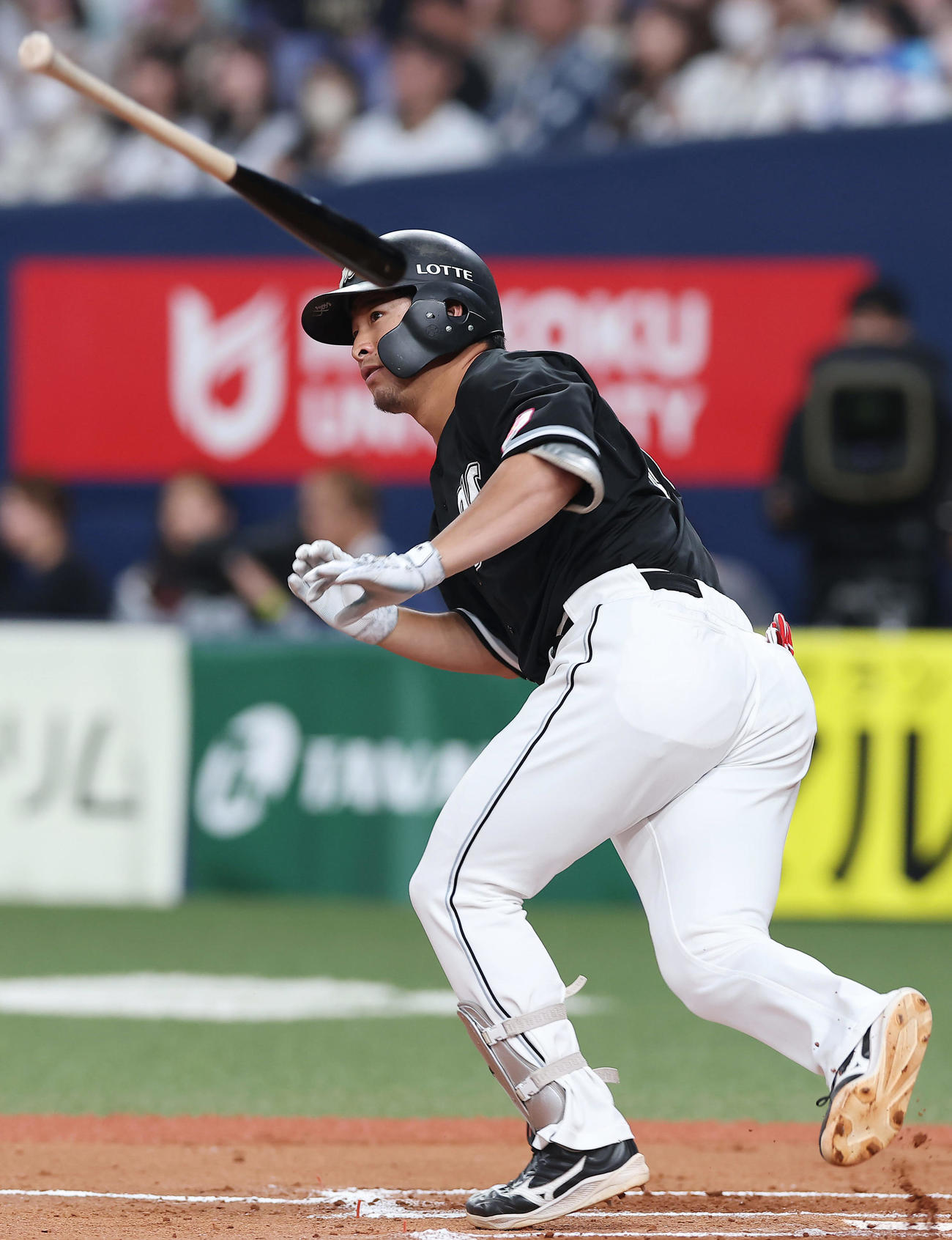 オリックス対ロッテ　7回表ロッテ1死一塁、左翼線へ同点適時二塁打を放つ池田（撮影・前田充）