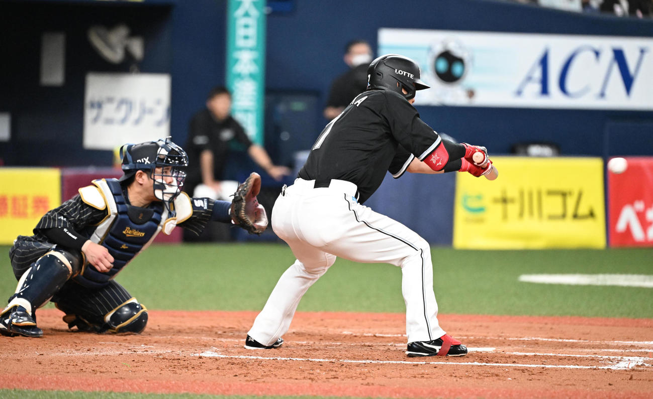 オリックス対ロッテ　8回表ロッテ無死一、三塁、投前にスクイズを決める藤岡（撮影・和賀正仁）