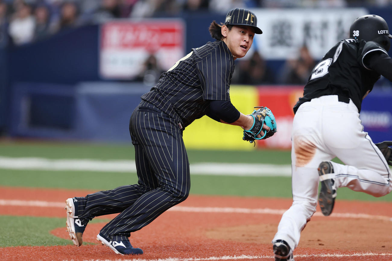 オリックス対ロッテ　9回表ロッテ無死一、三塁、藤岡のスクイズを処理するも三走高部（右）にタッチできず勝ち越しを許す宮城（撮影・前田充）
