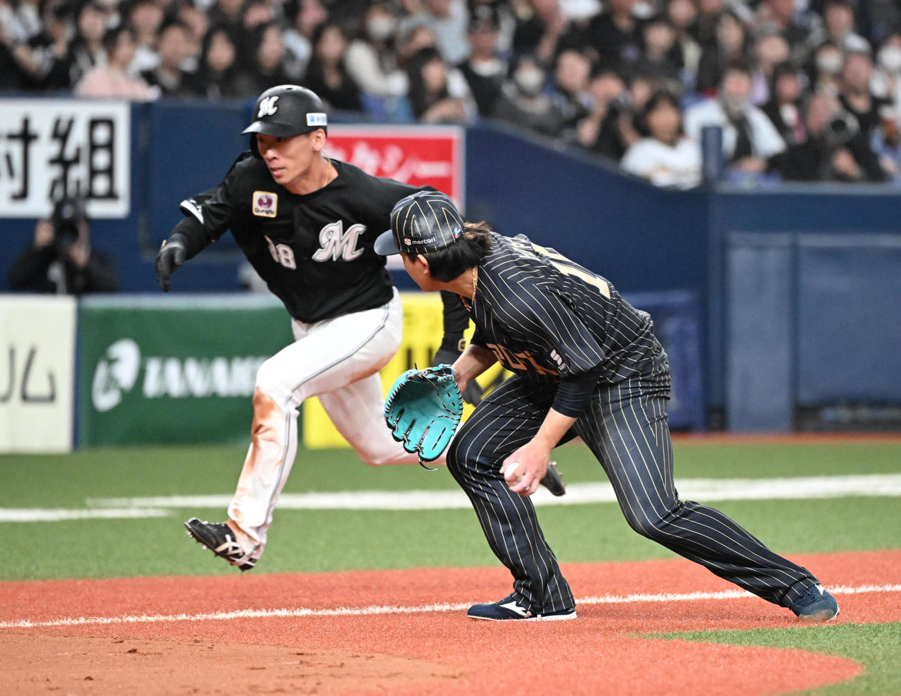 オリックス対ロッテ　8回表ロッテ無死一、三塁、藤岡のスクイズで宮城は三塁走者の高部にタッチを試みるも届かず勝ち越しを許す（撮影・和賀正仁）