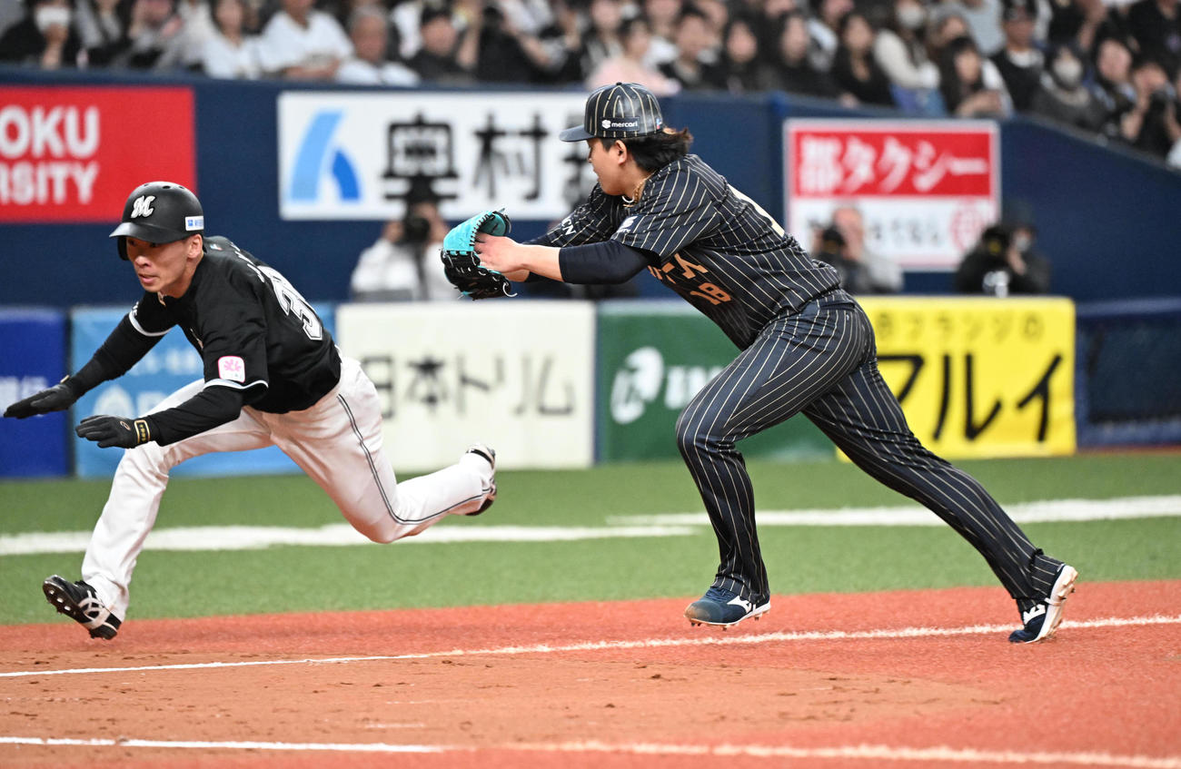 オリックス対ロッテ　8回表ロッテ無死一、三塁、藤岡のスクイズで宮城は三塁走者の高部にタッチを試みるも届かず勝ち越しを許す（撮影・和賀正仁）