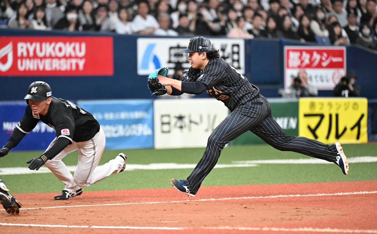 オリックス対ロッテ　8回表ロッテ無死一、三塁、藤岡のスクイズで宮城は三塁走者の高部にタッチを試みるも届かず勝ち越しを許す（撮影・和賀正仁）
