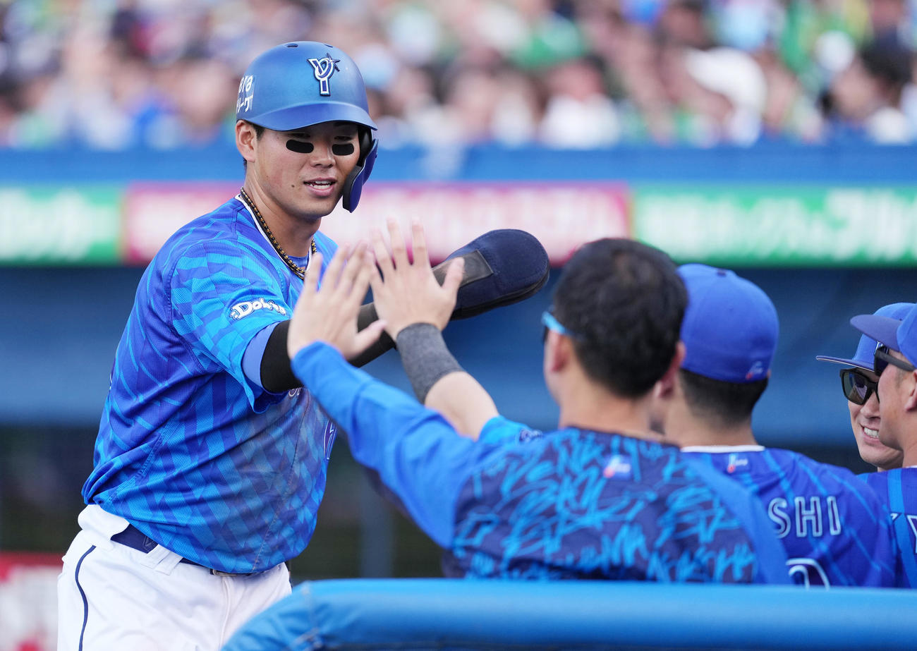 ヤクルト対DeNA 5回表DeNA1死三塁、度会の右前適時打で生還し、ナインと笑顔でハイタッチする三塁走者蝦名（撮影・鈴木みどり）